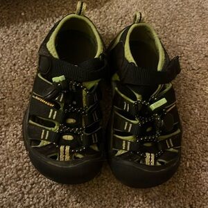 Black keen sandals size 9